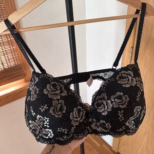 Jezebel Black Lace Bra with Intricate Floral Design 38DD Support Adjust Straps